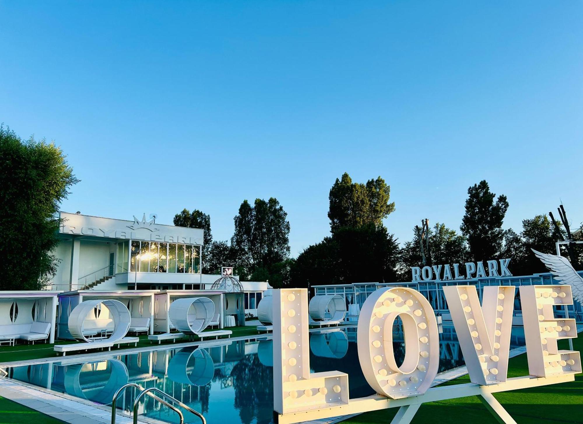 Royal Park Complex 호텔 Bascov 외부 사진